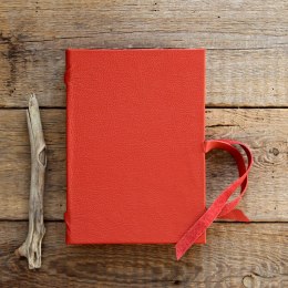 notes skórzany czerwony notatnik oprawiony w skórę naturalną