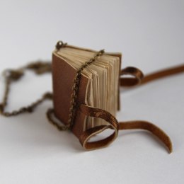 naszyjnik z książką książeczką miniaturką, prezent dla pisarki poetki nauczycielki czytelniczki